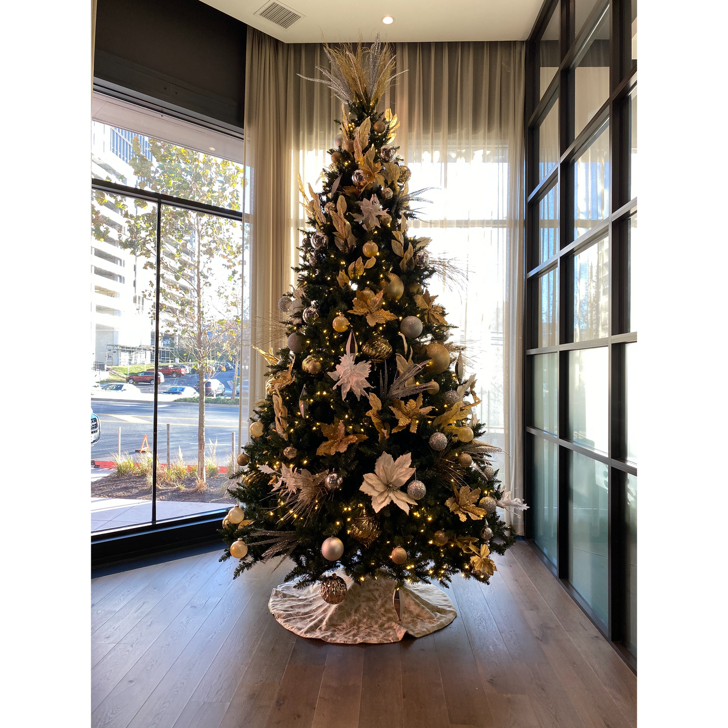 Lifelike Trees with White Lights