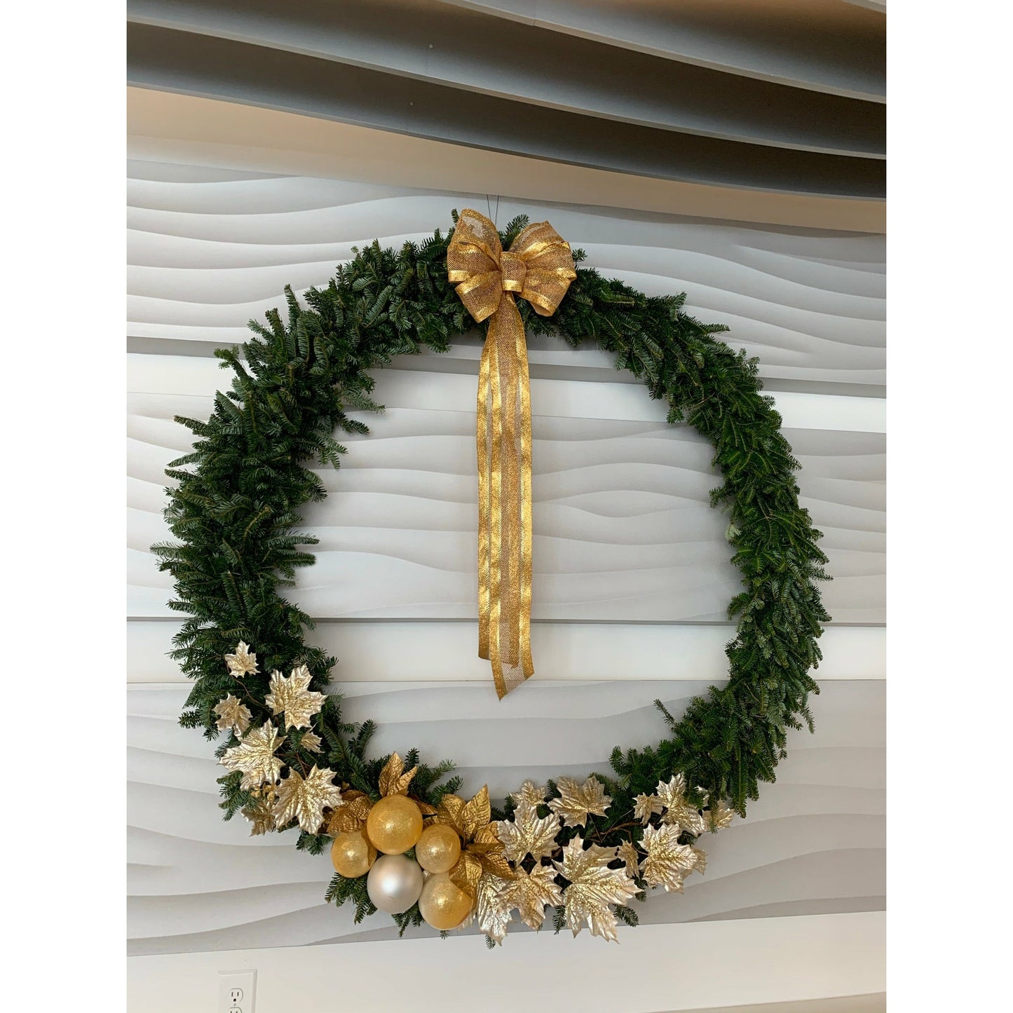 Lifelike Wreaths with Decor