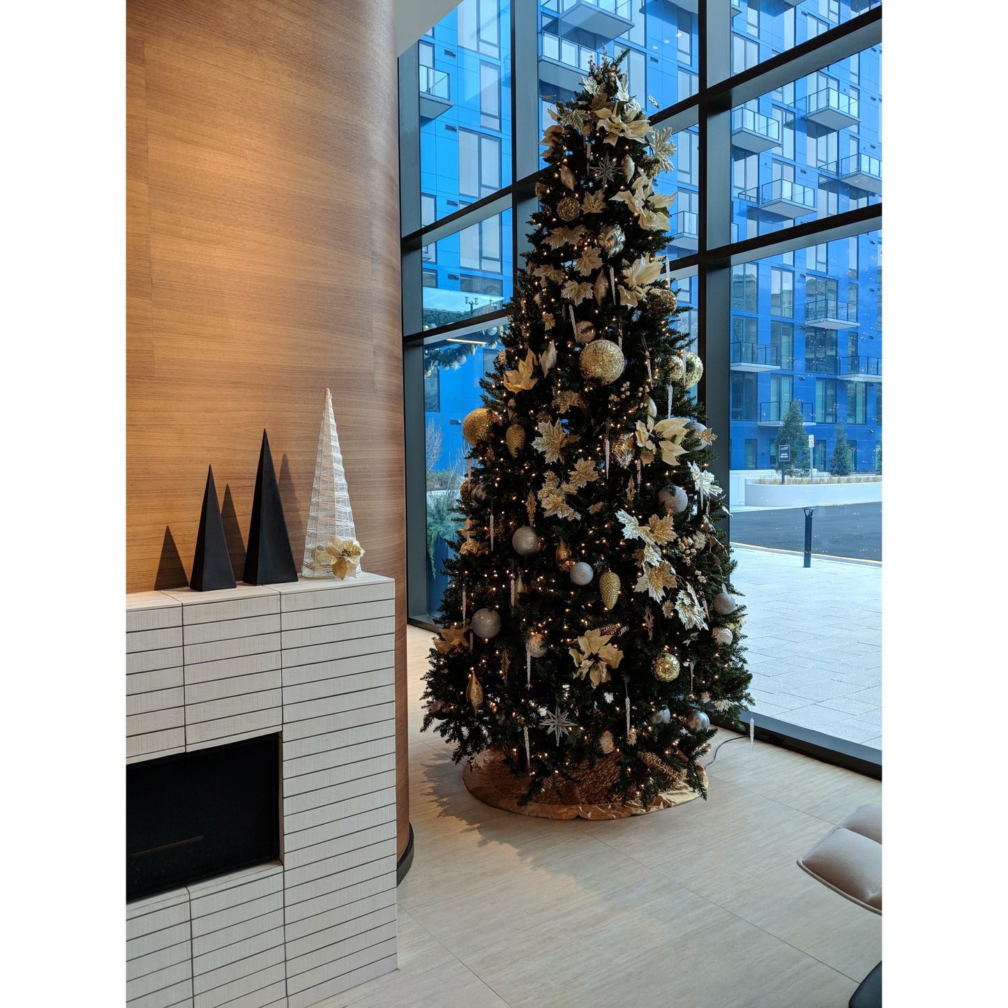 Lifelike Trees with White Lights